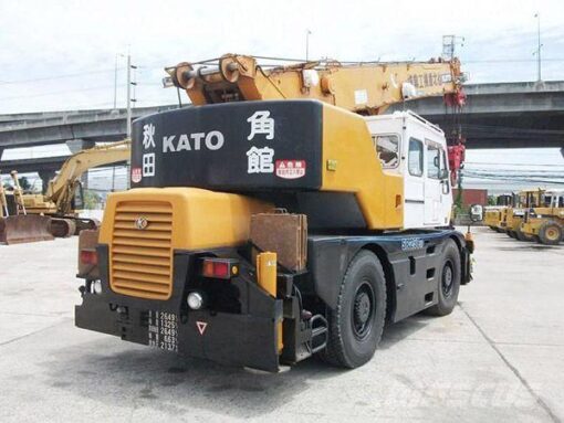 Cẩu bánh lốp Kato KR25 trọng tải 25 tấn