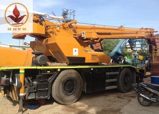 Bán hoặc cho thuê xe cẩu bánh lốp Kato SL300 trọng tải 300 tấn, năm sản xuất 2003. Chiều dài xe 12,65m ; chiều rộng 2,5m; chiều cao 3,8m.