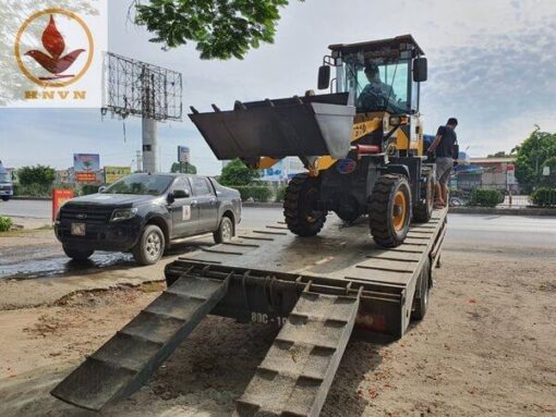 Vận chuyển máy xúc lật JF910 cho khách hàng tại Ninh Bình
