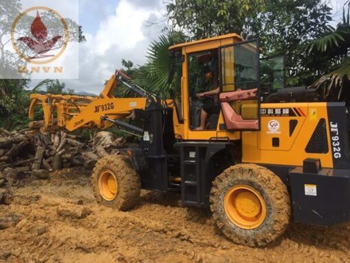 Máy xúc lật JF932G làm việc tại nhà máy chế biến gỗ ở Ninh Bình